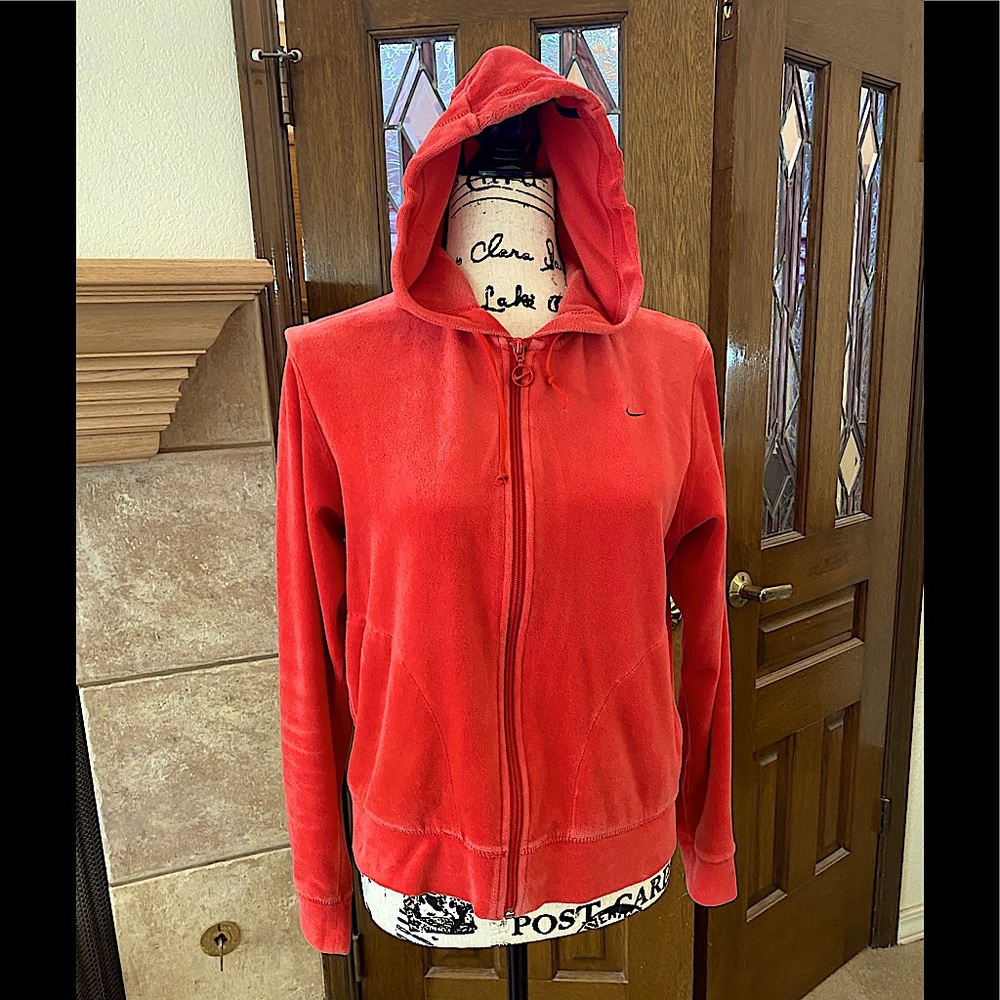 NIKE VINTAGE WARM UP TWO PIECE SET. SIZE M. VELOUR ZIP UP TOP AND PANTS.